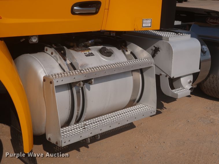 image for item HJ9363 2017 Peterbilt 579  semi truck