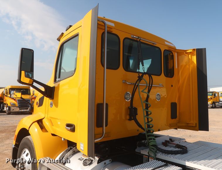 image for item HJ9363 2017 Peterbilt 579  semi truck