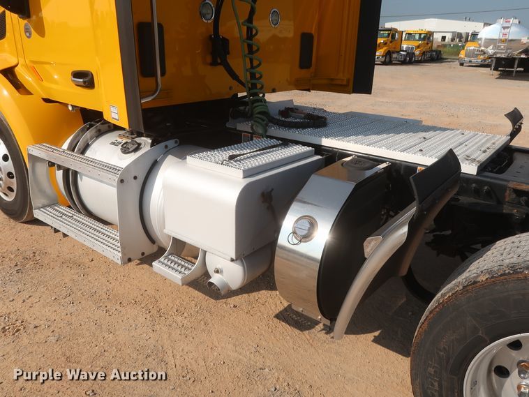 image for item HJ9363 2017 Peterbilt 579  semi truck