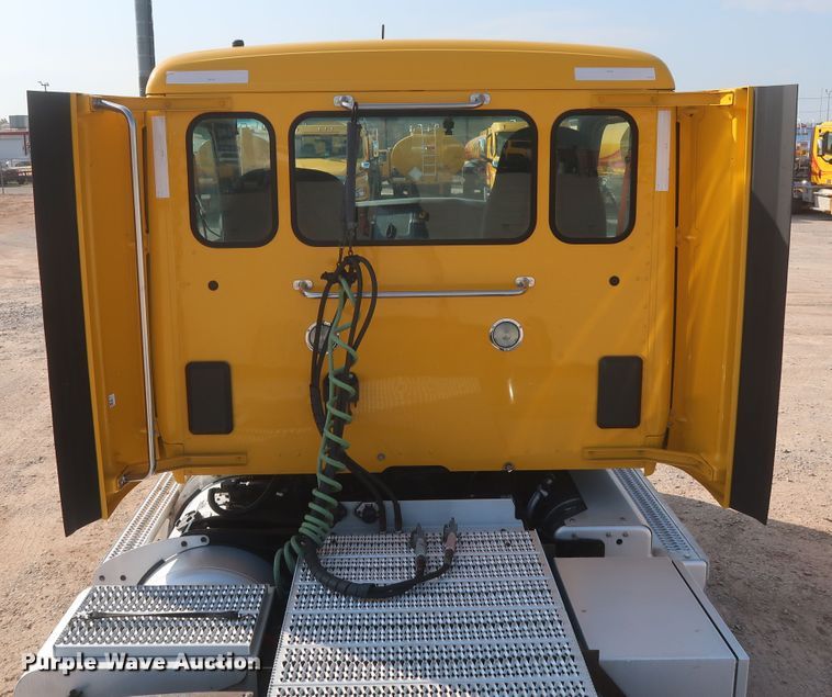 image for item HJ9363 2017 Peterbilt 579  semi truck