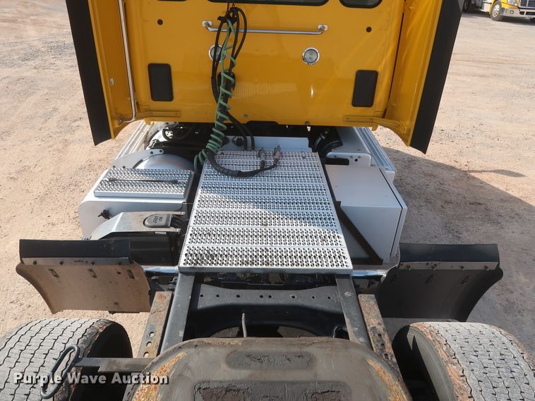 image for item HJ9363 2017 Peterbilt 579  semi truck