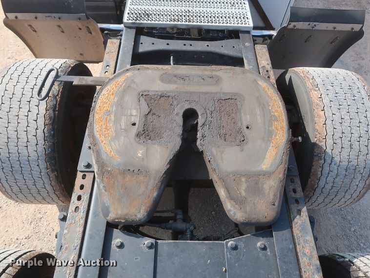 image for item HJ9363 2017 Peterbilt 579  semi truck