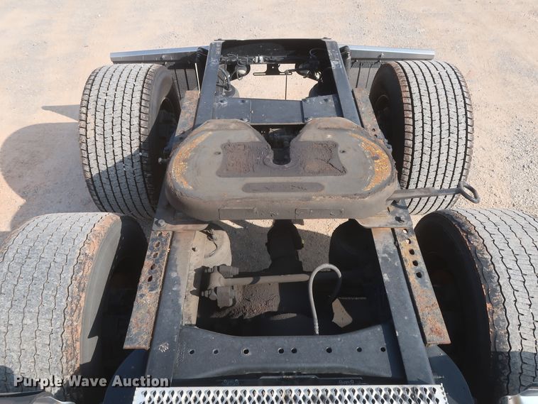 image for item HJ9363 2017 Peterbilt 579  semi truck