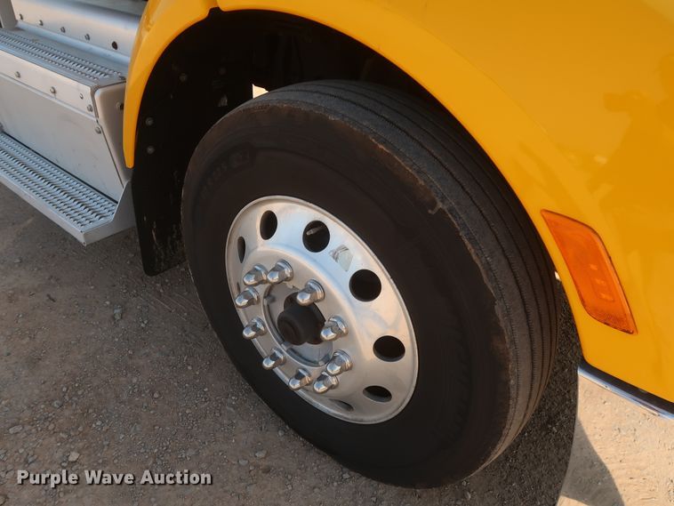 image for item HJ9363 2017 Peterbilt 579  semi truck