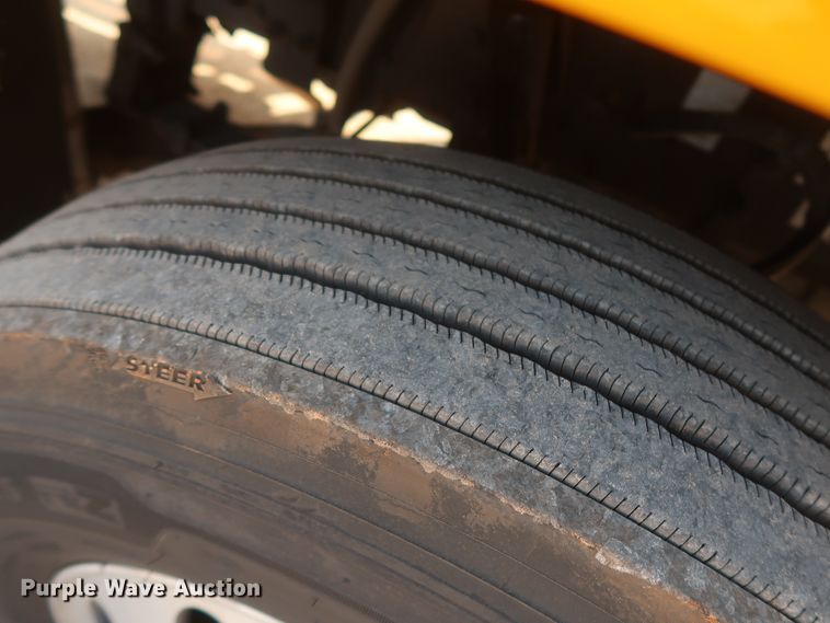 image for item HJ9363 2017 Peterbilt 579  semi truck