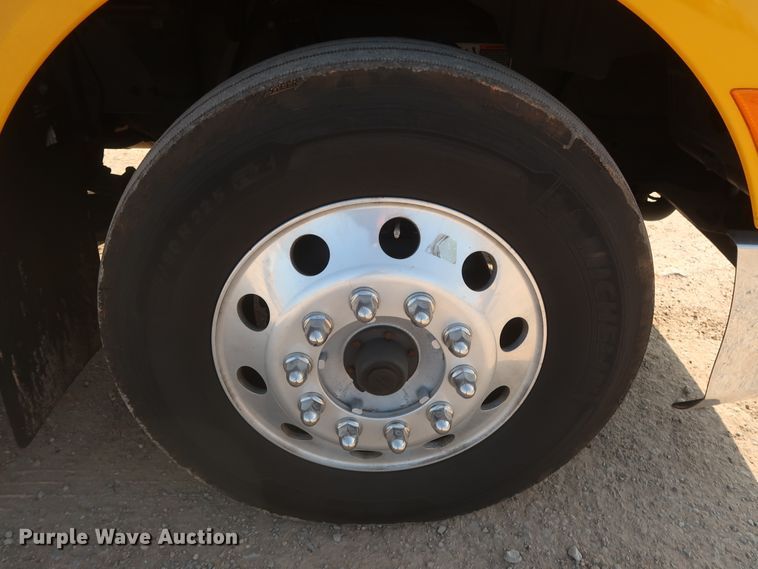 image for item HJ9363 2017 Peterbilt 579  semi truck