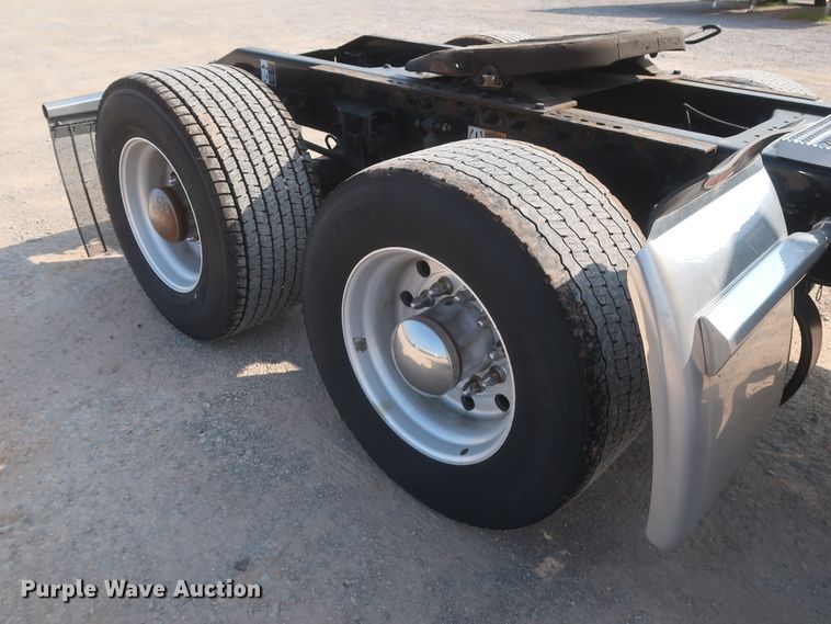 image for item HJ9363 2017 Peterbilt 579  semi truck