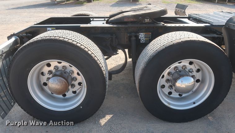 image for item HJ9363 2017 Peterbilt 579  semi truck