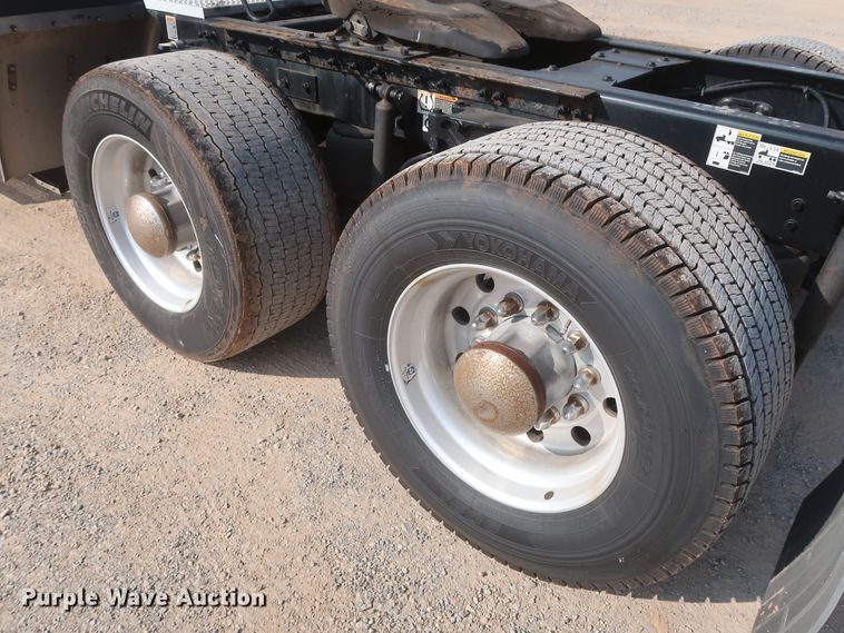 image for item HJ9363 2017 Peterbilt 579  semi truck