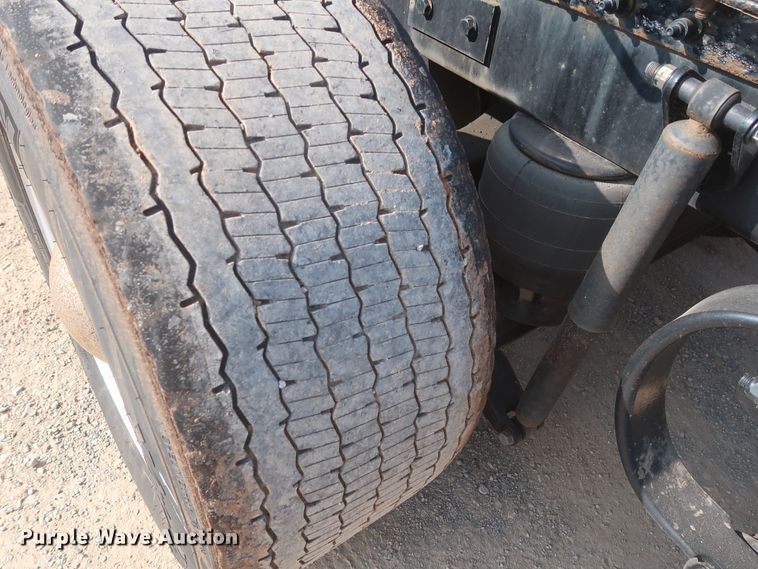 image for item HJ9363 2017 Peterbilt 579  semi truck