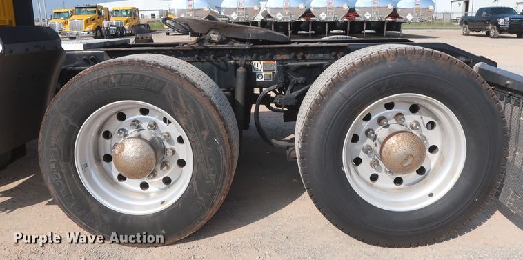 image for item HJ9363 2017 Peterbilt 579  semi truck