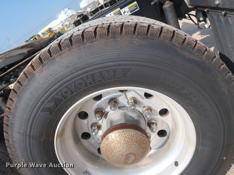 image for item HJ9363 2017 Peterbilt 579  semi truck