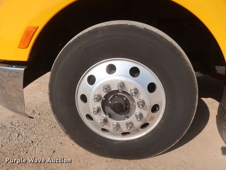 image for item HJ9363 2017 Peterbilt 579  semi truck