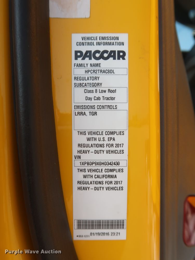 image for item HJ9363 2017 Peterbilt 579  semi truck