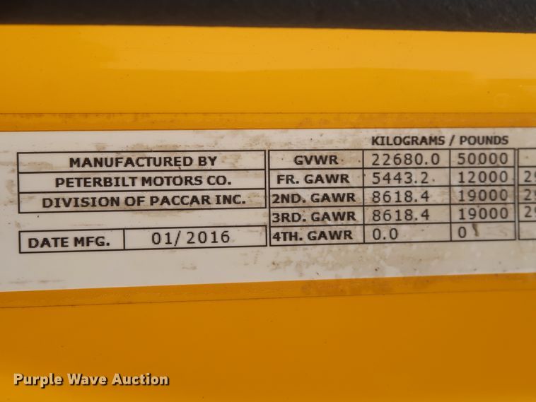 image for item HJ9363 2017 Peterbilt 579  semi truck