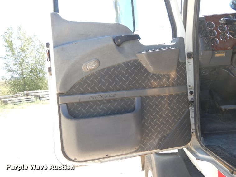 image for item HJ9614 2011 Mack CXU613  semi truck