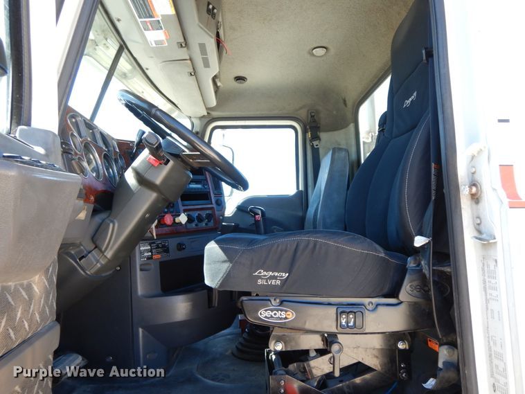 image for item HJ9614 2011 Mack CXU613  semi truck