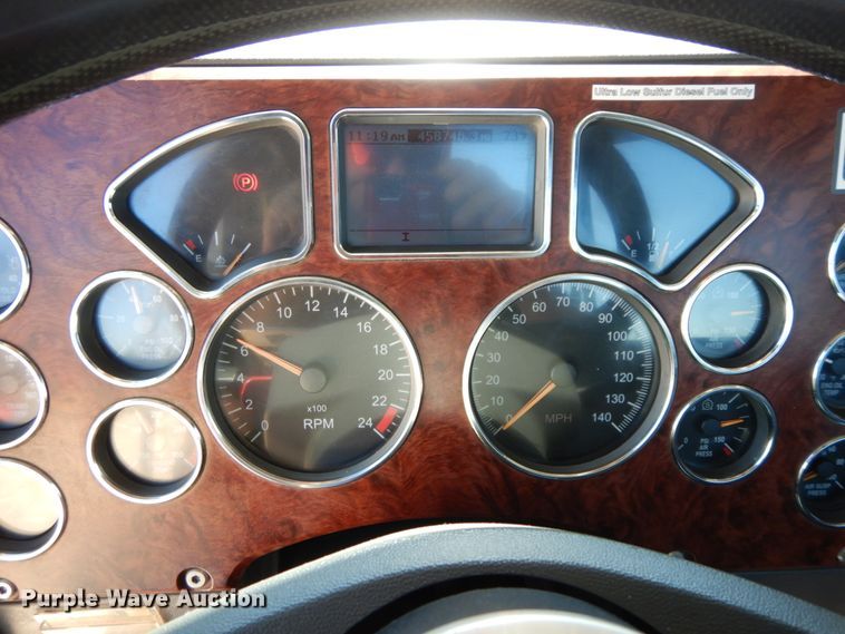 image for item HJ9614 2011 Mack CXU613  semi truck