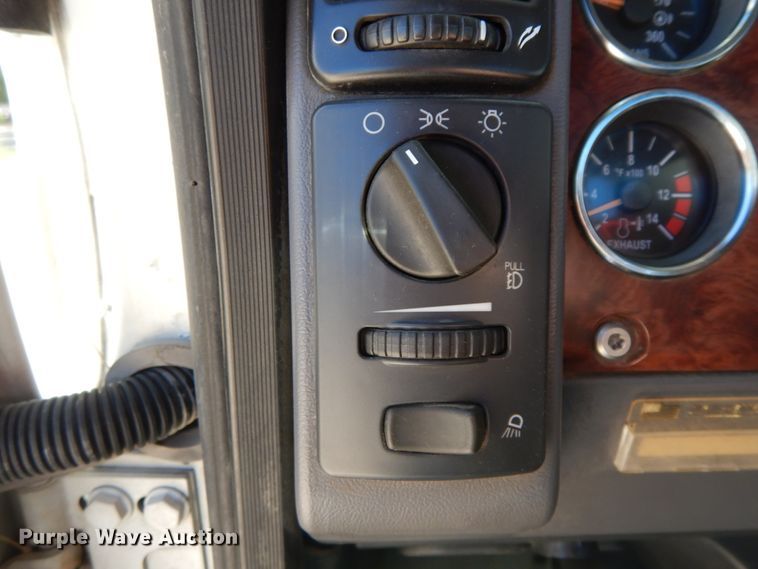 image for item HJ9614 2011 Mack CXU613  semi truck