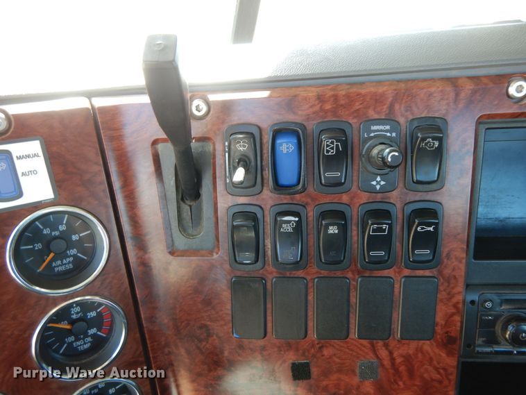 image for item HJ9614 2011 Mack CXU613  semi truck