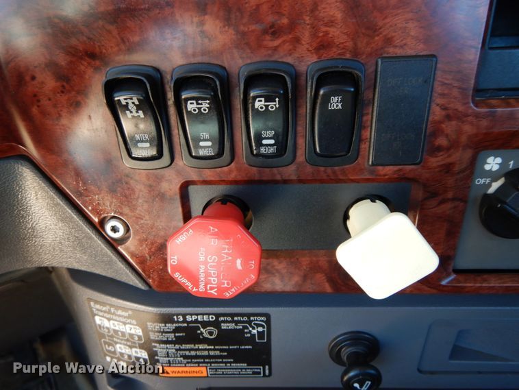 image for item HJ9614 2011 Mack CXU613  semi truck