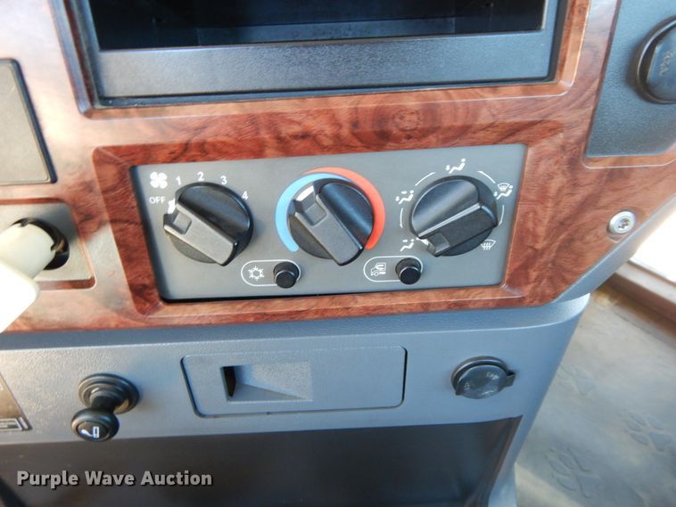 image for item HJ9614 2011 Mack CXU613  semi truck