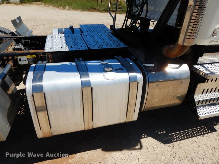 image for item HJ9614 2011 Mack CXU613  semi truck