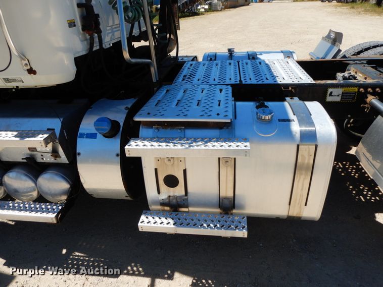 image for item HJ9614 2011 Mack CXU613  semi truck