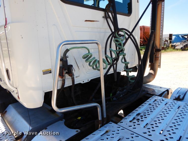 image for item HJ9614 2011 Mack CXU613  semi truck