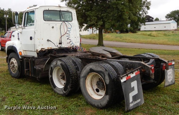 image for item HJ9632 1995 Ford L9000 AeroMax  semi truck