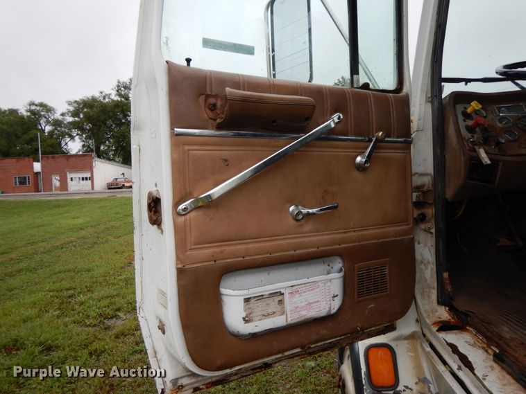 image for item HJ9632 1995 Ford L9000 AeroMax  semi truck