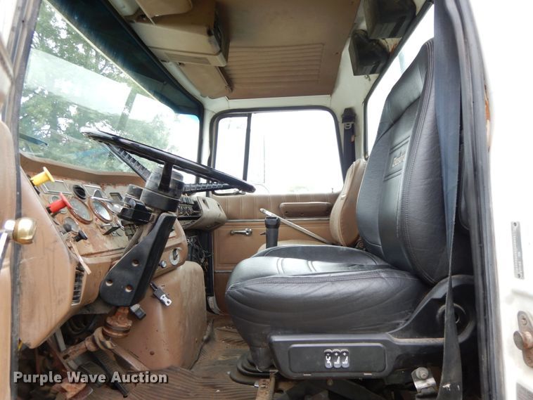 image for item HJ9632 1995 Ford L9000 AeroMax  semi truck