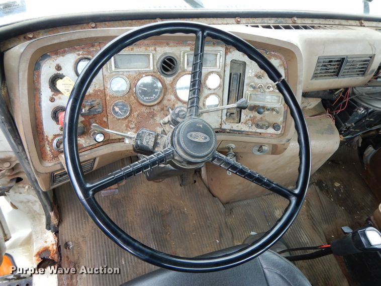 image for item HJ9632 1995 Ford L9000 AeroMax  semi truck