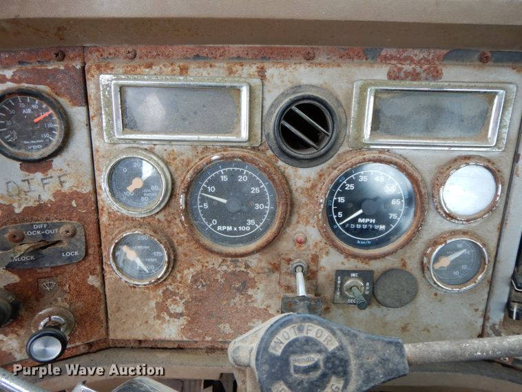 image for item HJ9632 1995 Ford L9000 AeroMax  semi truck