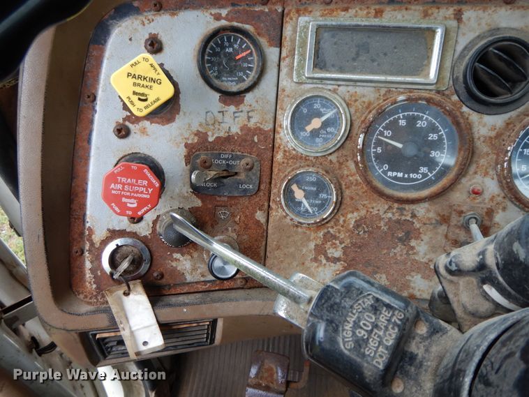 image for item HJ9632 1995 Ford L9000 AeroMax  semi truck