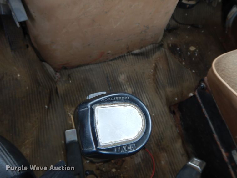 image for item HJ9632 1995 Ford L9000 AeroMax  semi truck