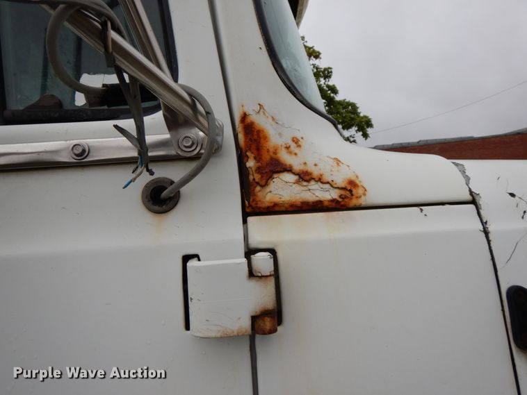 image for item HJ9632 1995 Ford L9000 AeroMax  semi truck