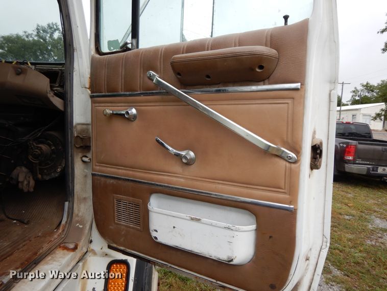 image for item HJ9632 1995 Ford L9000 AeroMax  semi truck