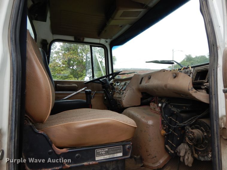 image for item HJ9632 1995 Ford L9000 AeroMax  semi truck