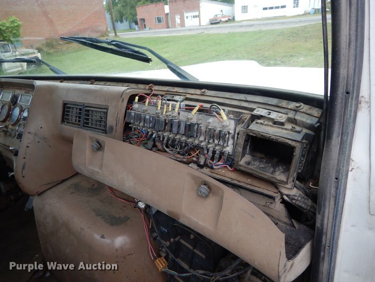 image for item HJ9632 1995 Ford L9000 AeroMax  semi truck