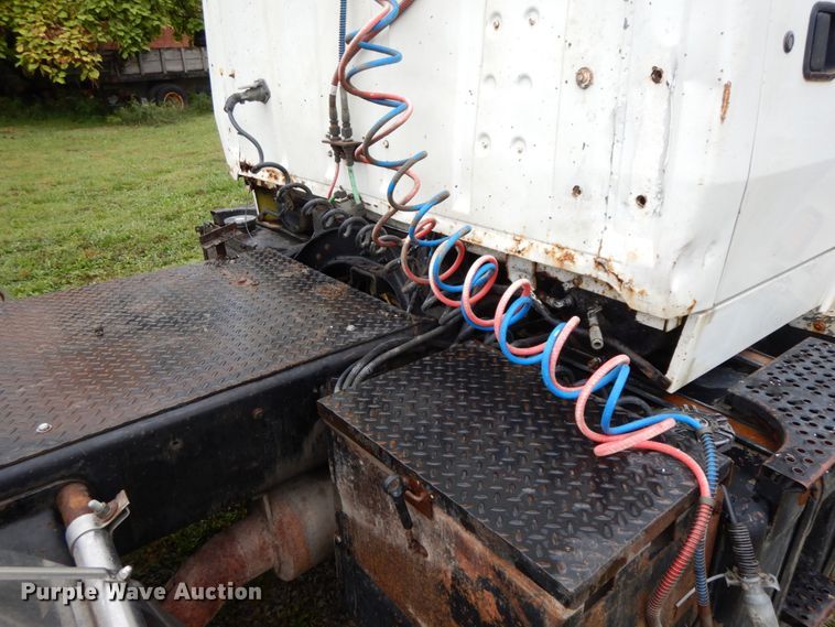 image for item HJ9632 1995 Ford L9000 AeroMax  semi truck