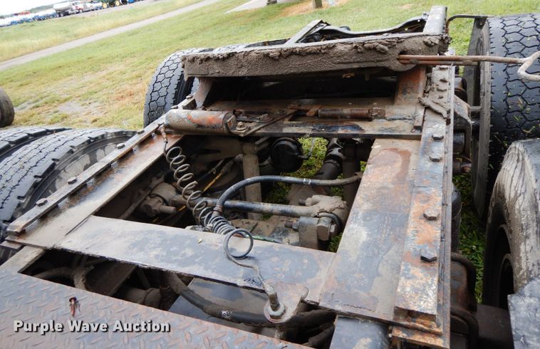 image for item HJ9632 1995 Ford L9000 AeroMax  semi truck