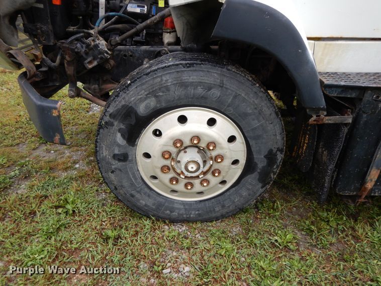 image for item HJ9632 1995 Ford L9000 AeroMax  semi truck