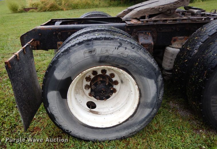 image for item HJ9632 1995 Ford L9000 AeroMax  semi truck