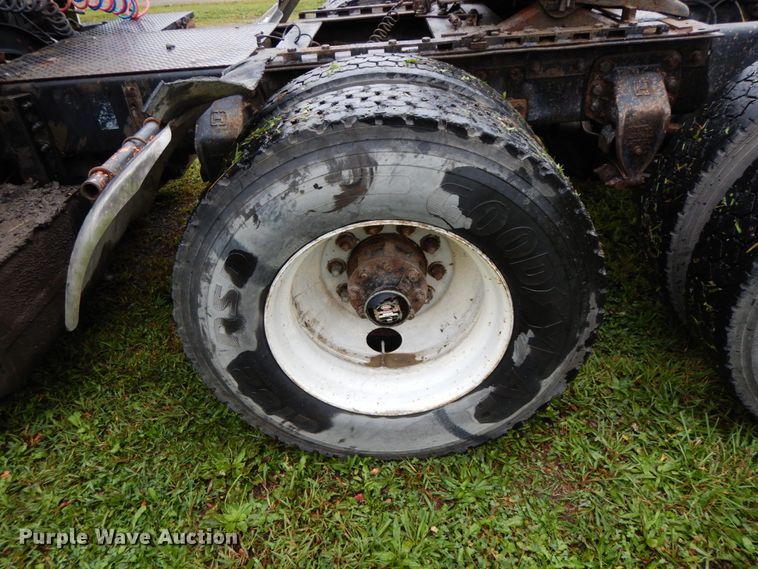 image for item HJ9632 1995 Ford L9000 AeroMax  semi truck