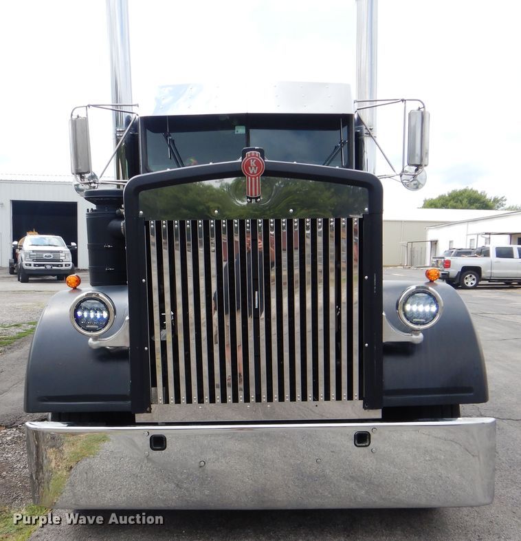 image for item HY9488 1986 Kenworth W900B  semi truck