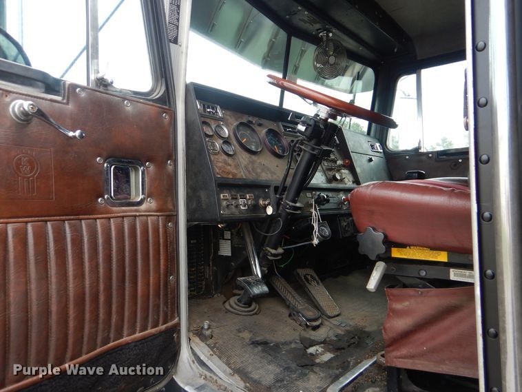 image for item HY9488 1986 Kenworth W900B  semi truck