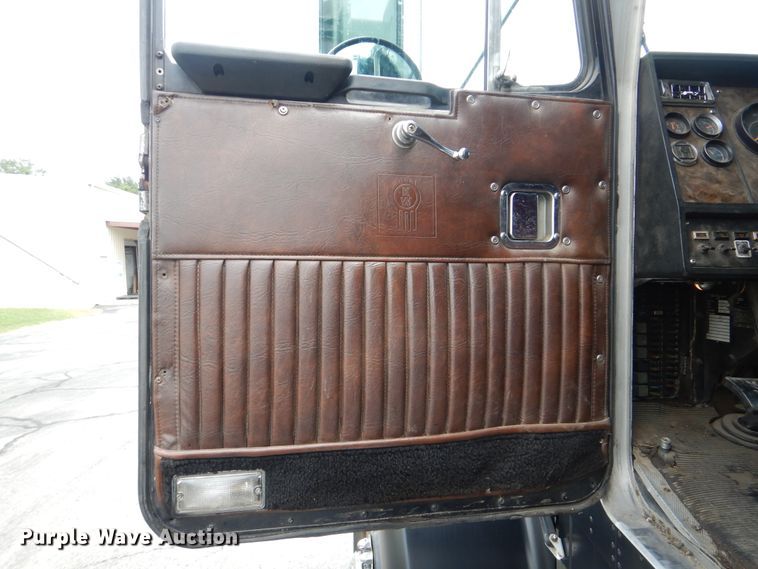 image for item HY9488 1986 Kenworth W900B  semi truck