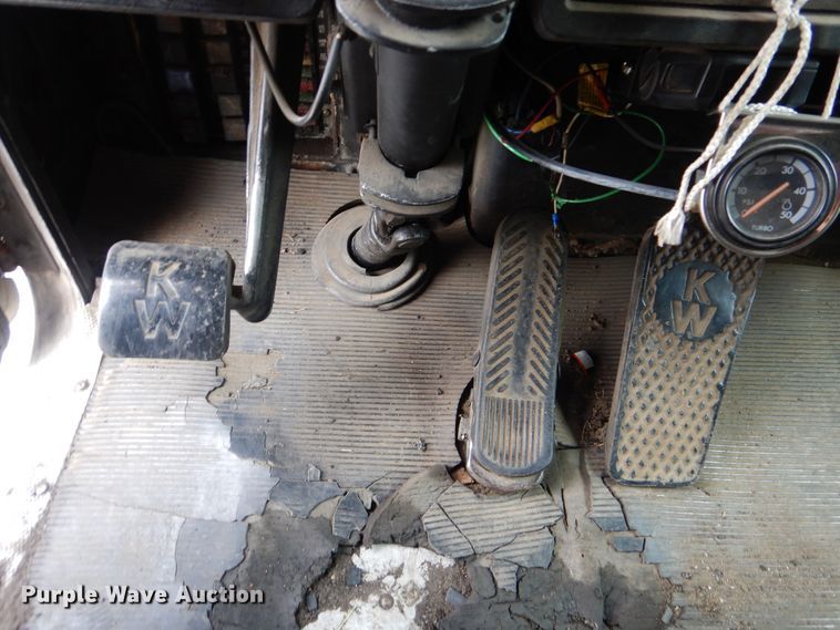 image for item HY9488 1986 Kenworth W900B  semi truck