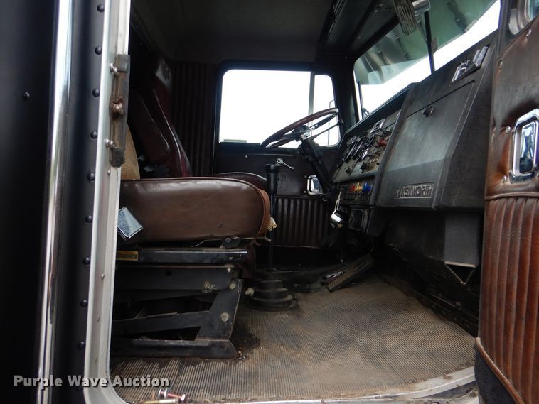 image for item HY9488 1986 Kenworth W900B  semi truck